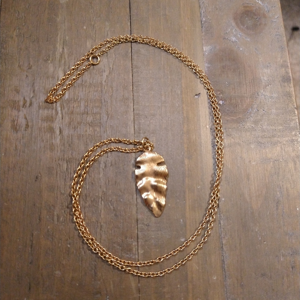Gold colored Leaf imprint necklace